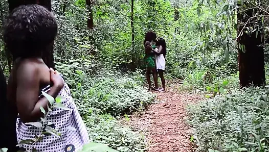 Seksi büyük götlü zenci lezbiyenler büyük çift dildoyla amlarını sikiyor