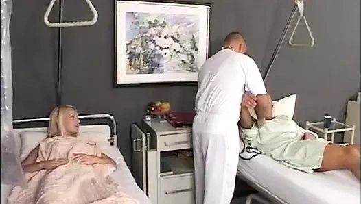 Doktoru ziyaret eden hastalar tıbbi bir çare olarak büyük bir horoz almayı bekliyorlar.