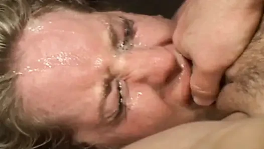 Bu Fransız hatun sert yüzünü sikiyor