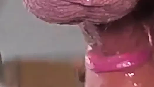 Yarak emen fahişe Lisa Rivera küçük yarağı yalıyor ve yüzüne büyük boşalma