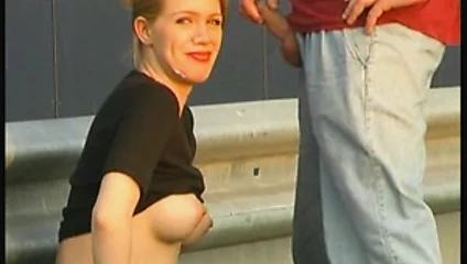 Mükemmel memeli güzel sarışın dağınık bir yüz alır!