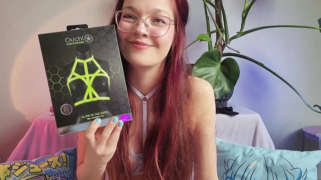 E-kız seks oyuncağı! Sevimli oyuncak kutu açıyor