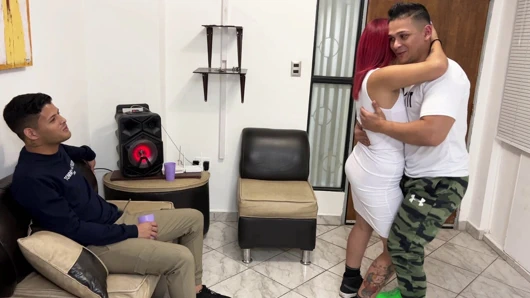 En iyi arkadaşımın yanımda dinlenirken gavat kocamın yanında beni sikmesini seviyorum - NTR Netorare