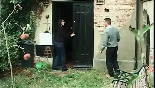 Heteroseksüel çift açık havada anal seks yapıyor ve sonra aygır amına boşalıyor