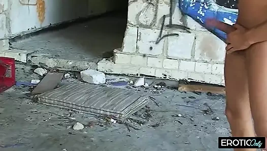 Endüstriyel sikiş - yabancı beni koridorda acımasızca sikiyor