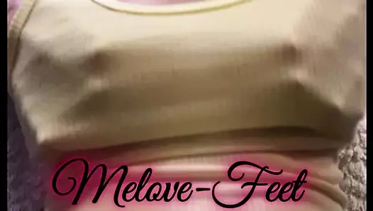 5. naelor melove'un uzun meme uçlarıyla oynuyor