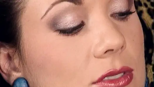 Стройные немецкие шлюшки пьют сперму после горячего анального секса