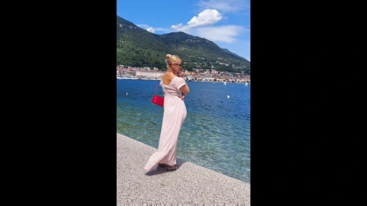 Amatör sarışın olgun evli kadın eve geldikten sonra masaj seksi yapıyor