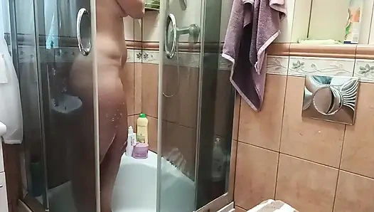 Duşta işiyor ve mastürbasyon yapıyor