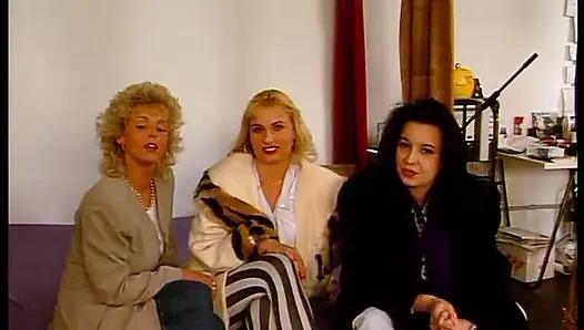 Klasik kızlar oyuncu seçmelerinde soyunuyor ve birbirlerine dokunuyor