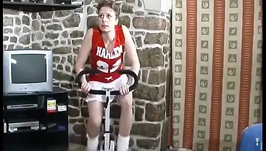 Büyük memeli sportif sarışın ponpon kız götünü siktiriyor ve stomac'ta boşaltıyor