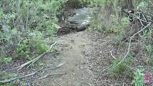 Yaramaz sarışın kız plajda mastürbasyon yapıyor ve bir adamın götünü parçalağını hayal ediyor