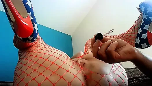 Üvey annemi tatmin ediciyle mastürbasyon yaparken yakaladım. dudaklarının nasıl titrediği inanılmaz.