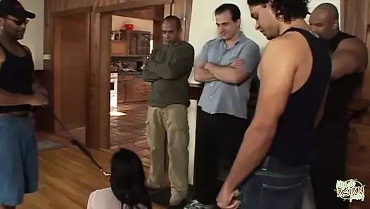 Bu Asyalı sarışın bir adamı et deliğini memnun etmek için nasıl yapacaklarını biliyor