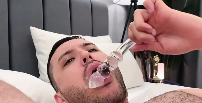 Tam video. Cam dildoyla oynuyorum ve dölümü yiyorum.