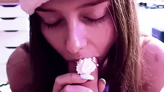 Sevimli kız krem şantili oral seks yakın çekim