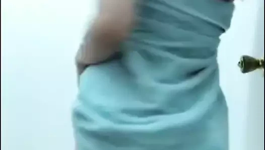 Kız her şeyi gösteriyor