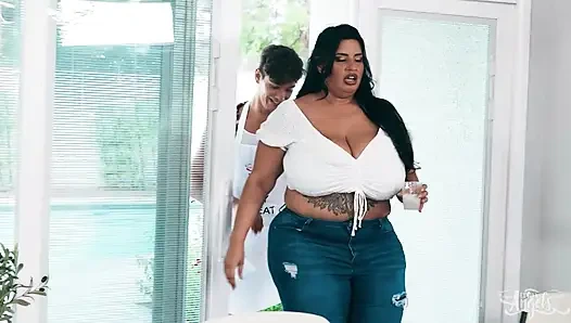 Trans melekler - büyük memeli Sofia Rose vahşi meme oyunu ve Jade Venus ile sert seks ile erkeğine geri dönüyor