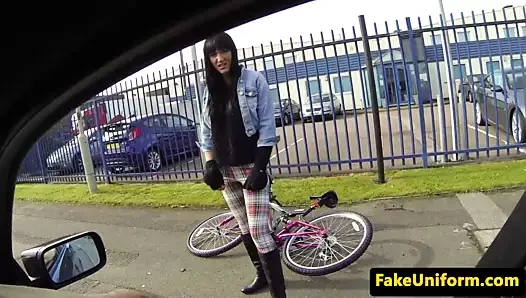 Memur tarafından açık havada doggystyled çekti güzellik