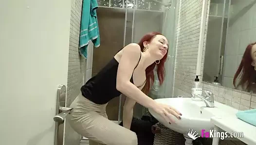 Zayıf ama seksi kızıl saçlı kız bize bu sert sikişirken dolandırıcılık becerilerini gösteriyor!