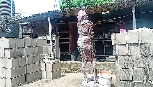 Seksi köylü kız bileşimin dışında banyo yaptıriyor