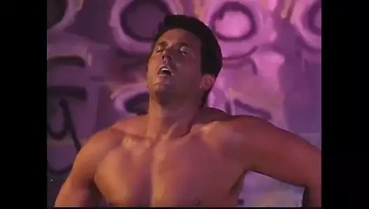 Sürtük kız Amerikan klasik pornosunda sert sikiliyor