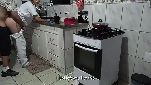 Hizmetçi bulaşık yıkarken götünü kullandırıyor.