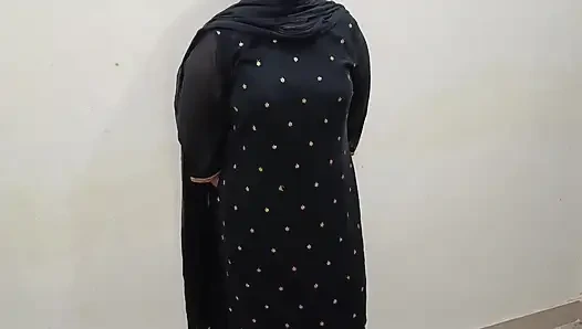 Hintli üniversiteli genç kız beş yıl önce erkek arkadaşıyla tanıştı ve açık havada domaltarak sert sikişiyor