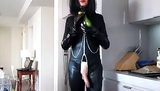 Kirli sürtük salatalık yapay penis ve masturbasyon