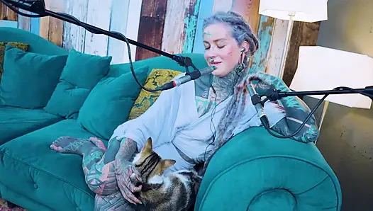 E - empati hakkında konuşuyorum - asmr podcast sfw konuşuyor gotik sıska kız dreadlocks dövmeli model dövmeli kız