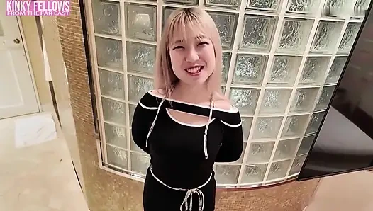 Yakın çekim büyük memeli kucaklama mı? Sıfır mesafe basıncı, ipeksi cilt ve tüm kısıtlamayı sakso çeken derin dekolte