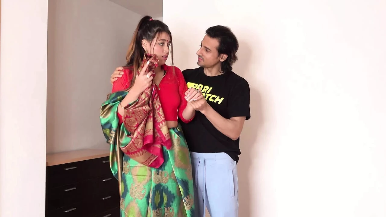 सुंदर बड़ी गांड भारतीय किशोरी नौकरानी लड़की साड़ी में अपने साहेब द्वारा चोदी गई