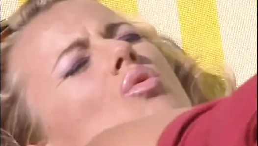 Kıllı amcık bahçede anal sikiliyor