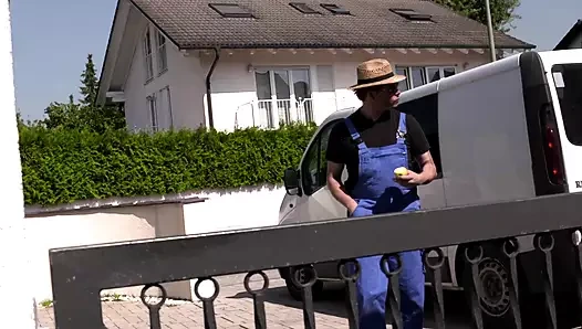 Ateşli sarışın orta yaşlı seksi kadınla garajda seks