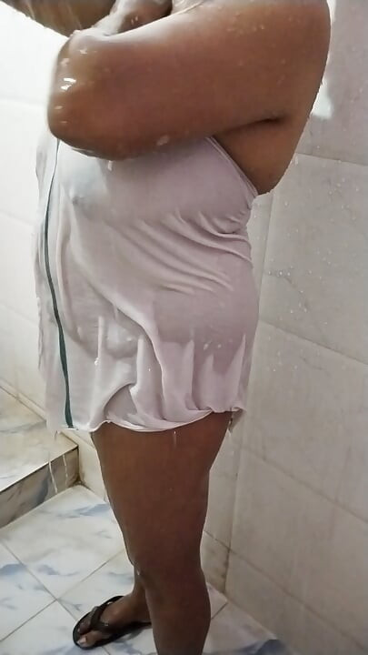Hintli banyo yapıyor