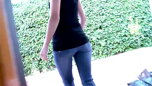 Kaslı adam ve seksi minyon büyük yarak amcığını emiyor