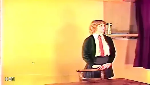 Zavallı genç ateşli kız sınıfta götüne şaplak atıyor