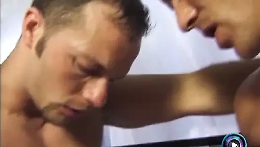 Vahşi melek çift penetrasyon eyleminin tadına varıyor