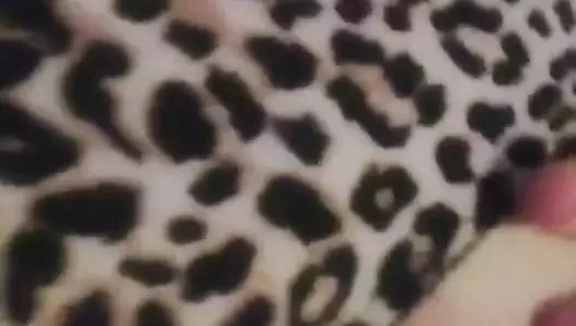 Sarışın yalnız ve çok ateşli, kendime dokunmayı seviyorum