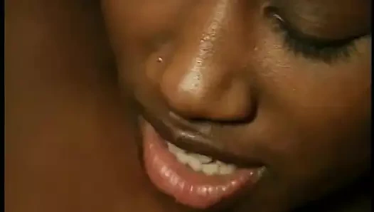 Azgın hatun amının büyük siyah bir direk tarafından sikilmesini seviyor