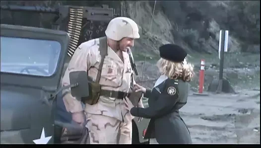 Açık havada sikiliyor bu sürtük sarışın şanslı sevgilisi tarafından çok sert sikiliyor