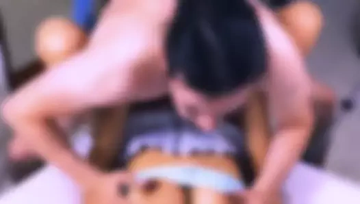 Değişim öğrencisi, her karşılaşmasında onu şaşırtmaktan asla vazgeçmeyen, dolgun ve şehvetli bir kızdı.