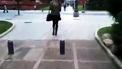 Siyah opak tayt ve wellingtons giyen güzel kız