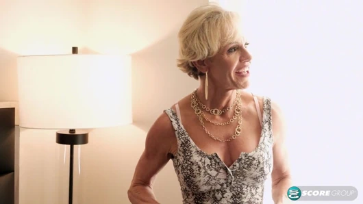 İri göğüslü evli kadın ve anne büyük, genç bir yarağı sikiyor