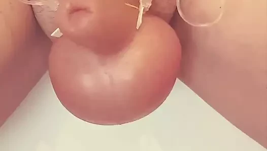 Dick ve toplarıma tam 4l salin pompalıyorum