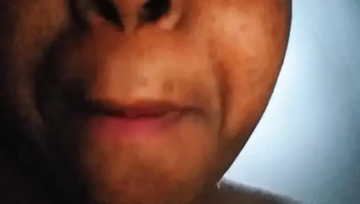 Bakalım parmaklarım ne kadar derine iniyor genç (18+) parmaklarını boğazına sokuyor.