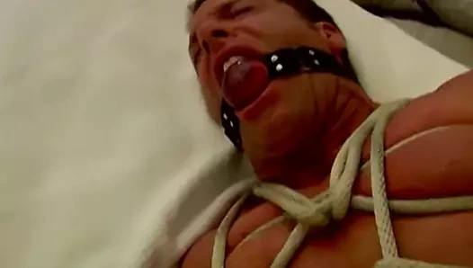 Sevimli kaslı adam derek bağlı yukarı ve esnemeler