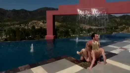 Büyüleyici hatun açık havada sikişmekten zevk alıyor