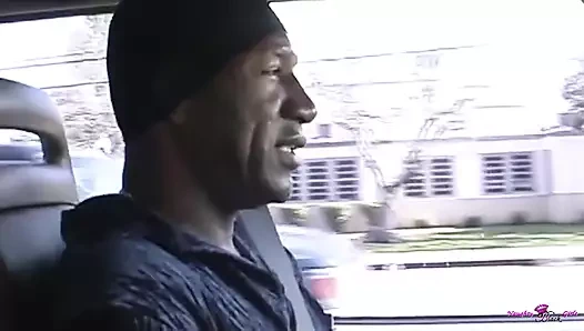 Sevimli zenci kız kovboy kız pozunda şişman yarakla sikilirken edepsizce konuşuyor