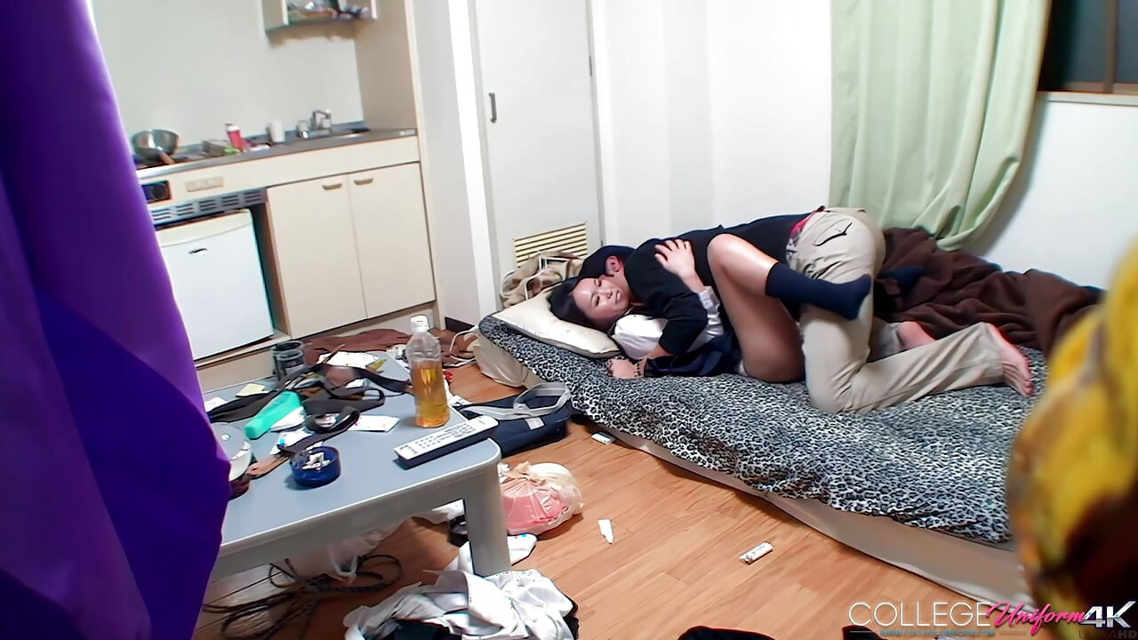 Japon tatlı hitomi bacakları bir saat süren sikişiyor!